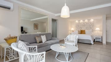 Deluxe Signature Room, Garden View | Ropa de cama de alta calidad y caja de seguridad en la habitación
