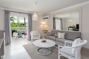 Deluxe Signature Room, Garden View | Living area | Flat-screen TV, iPod dock