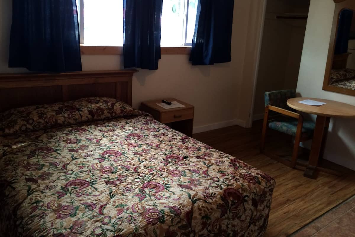 Standaard kamer, 1 queensize bed | Individueel gemeubileerd, verduisterende gordijnen, gratis wifi