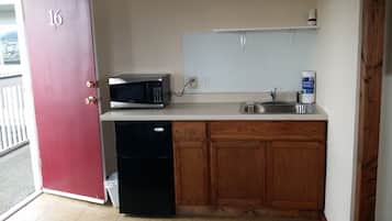 Deluxe Room, 1 Queen Bed | Individually furnished, blackout drapes, free WiFi