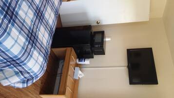 Classic Room, 1 Queen Bed | Living area | 40-inch flat-screen TV with cable channels, TV