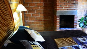 Suite, 1 habitación, chimenea (Suite Luna Bronce) | Área de sala de estar | Televisión de pantalla plana y chimenea