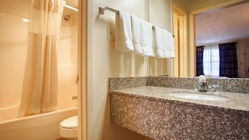 Combined shower/tub, hair dryer, towels