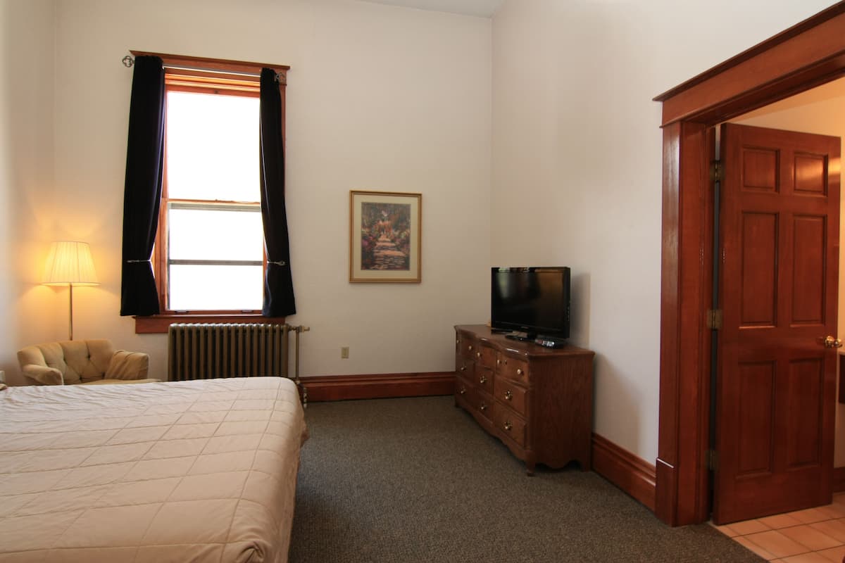 Suite, 1 King Bed (Vault Room, 2nd Floor, Accessible by Stairs Only) | Individually decorated, individually furnished, blackout drapes