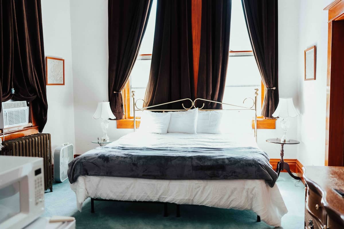Suite, 1 King Bed (Plat and Tract Office, 2nd Floor, Accessible by Stairs Only) | Individually decorated, individually furnished, blackout drapes
