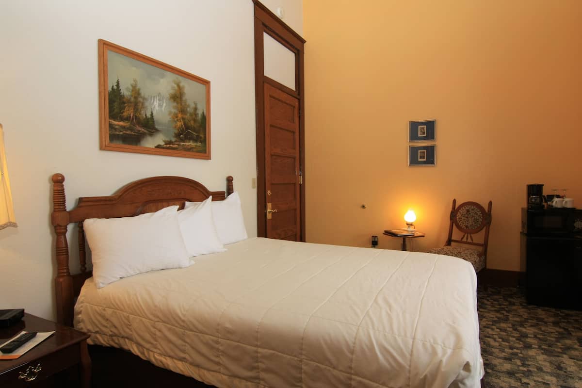 Suite, 1 Queen Bed (Prosecution) | Individually decorated, individually furnished, blackout drapes
