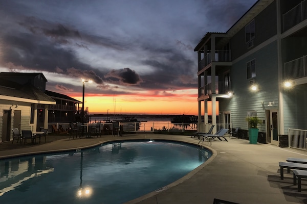 Alberca al aire libre por temporada y camastros