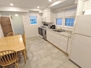 Family Apartment, 3 Bedrooms, Kitchen, Ground Floor | Private kitchen | Full-size fridge, microwave - Quebec Motel (Wildwood)