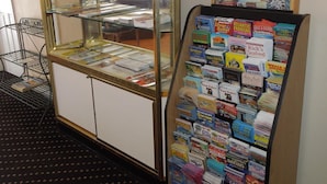 Una vitrina de cristall amb revistes i un tabló d'anuncis amb fulletons turístics.