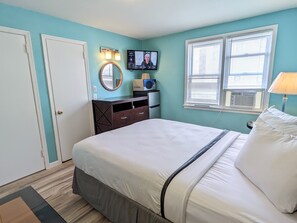 Habitación estándar, 1 cama Queen size, refrigerador y microondas | Tabla de planchar con plancha, wifi gratis y ropa de cama