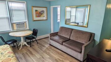 Traditional Suite, 1 Bedroom, Kitchen, Ground Floor | Living area