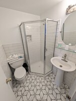 Artículos de higiene personal gratuitos, secador de pelo y toallas