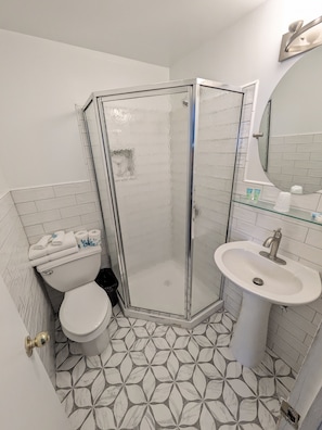Amenidades de baño gratuitas, secadora de cabello, toallas