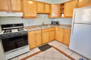 Suite tradicional, 1 habitación, cocina, planta baja | Cocina privada | Frigorífico y microondas
