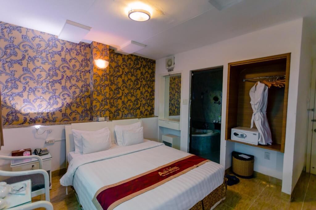 Minibar, brankas, setrika/meja setrika, dan Wi-Fi gratis