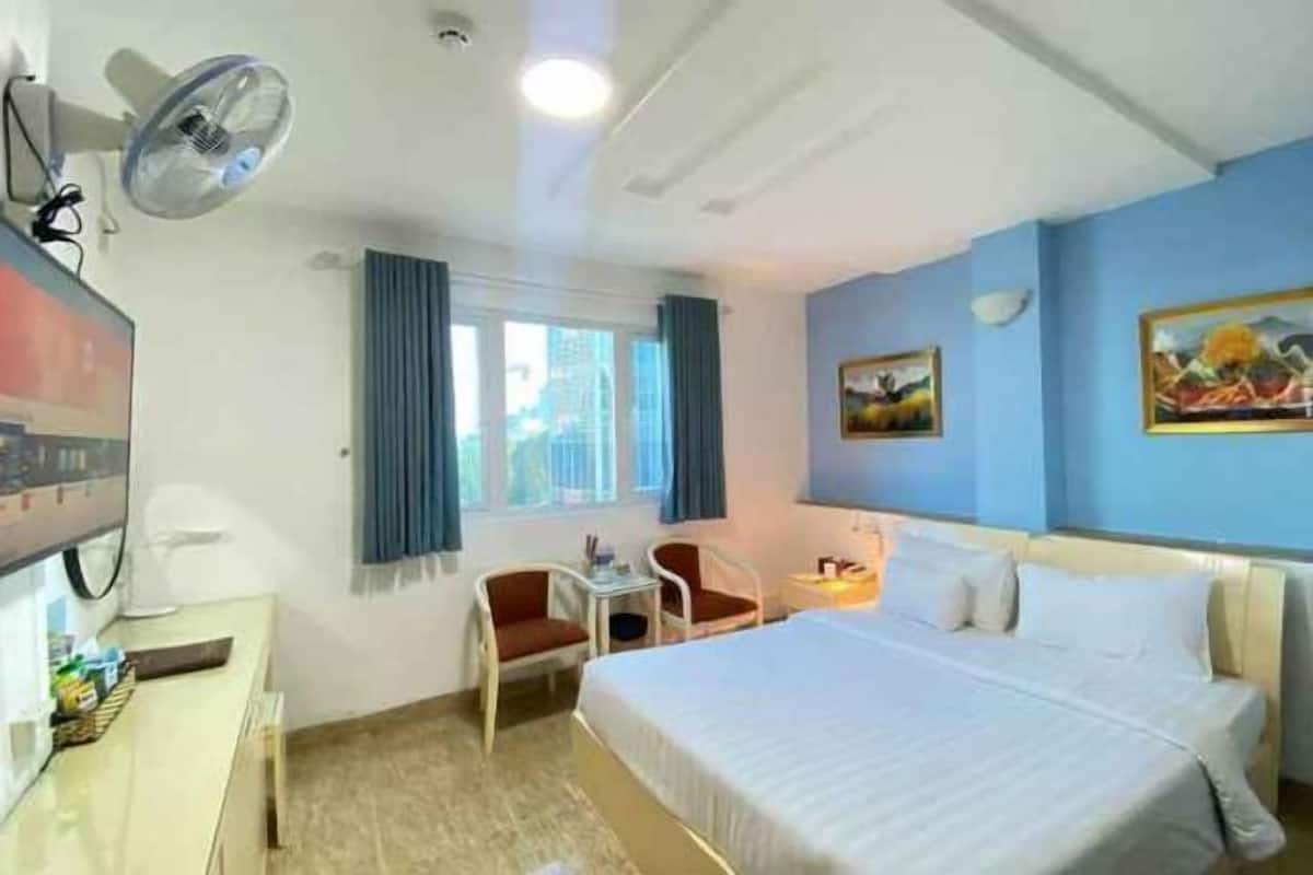 Minibar, in-room safe, iron/ironing board, free WiFi