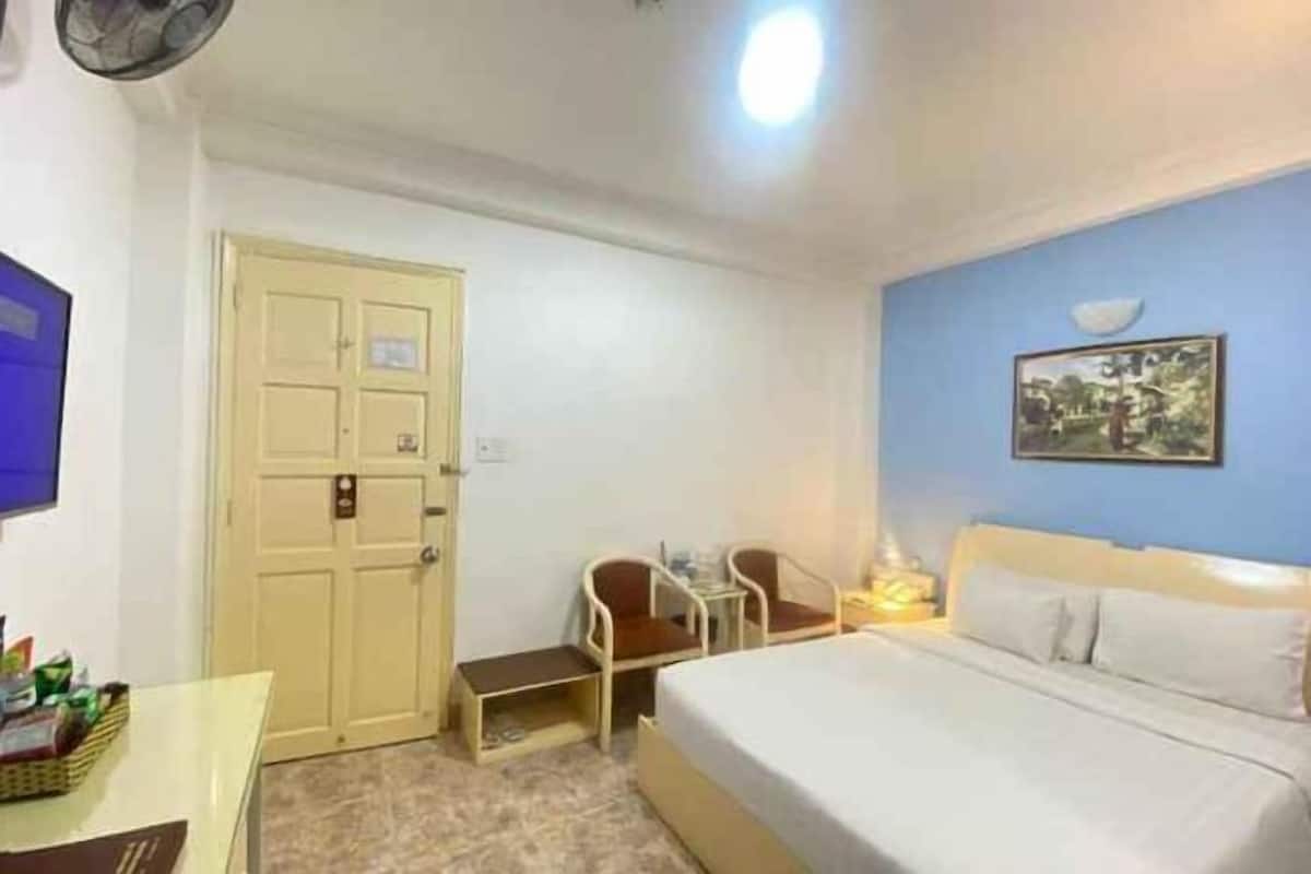 Minibar, in-room safe, iron/ironing board, free WiFi