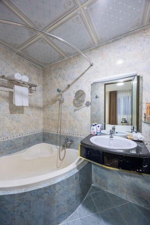 Deluxe-Doppelzimmer | Badezimmer | Dusche, kostenlose Toilettenartikel, Haartrockner, Bademäntel