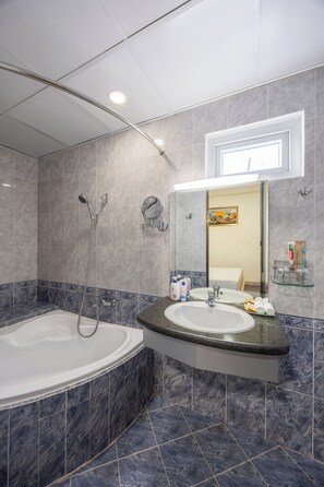 Superior Double Room | Bathroom
