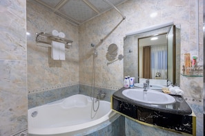 Habitación Deluxe doble | Baño | Ducha, artículos de higiene personal gratuitos y secador de pelo