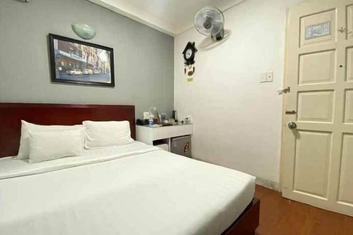 Minibar, in-room safe, iron/ironing board, free WiFi