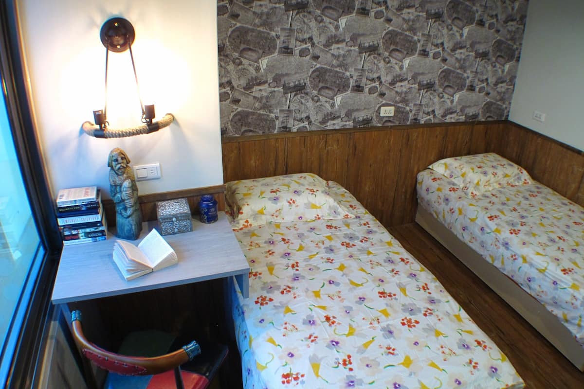 Standaard Twin kamer, 2 eenpersoonsbedden, gemeenschappelijke badkamer | 1 slaapkamer, geluiddichte muren, gratis wifi, beddengoed