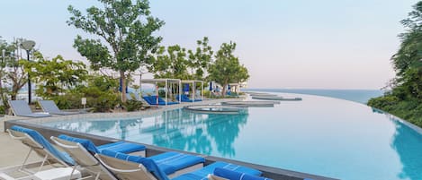 7 outdoor pools, pool loungers