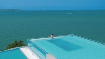 7 outdoor pools, pool loungers