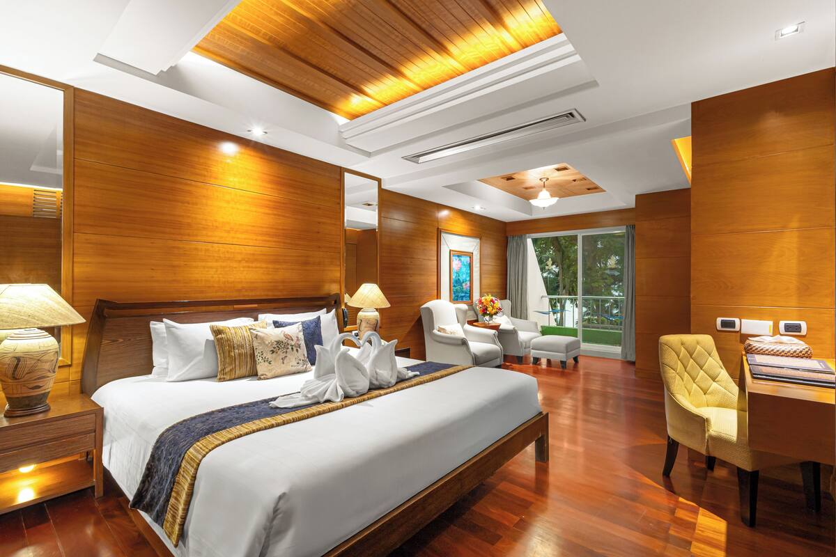 Une chambre d’hôtel moderne avec un grand lit, un bureau et une chaise.