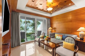 Two Bedroom Family Suite | Oppholdsområde | En 43-tommers LCD-TV med kabel-kanaler samt TV