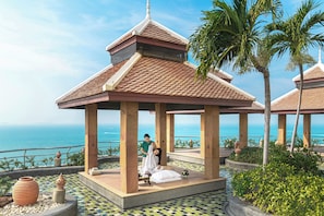 Couples treatment room(s), sauna, steam room, body treatments