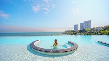 7 outdoor pools, sun loungers