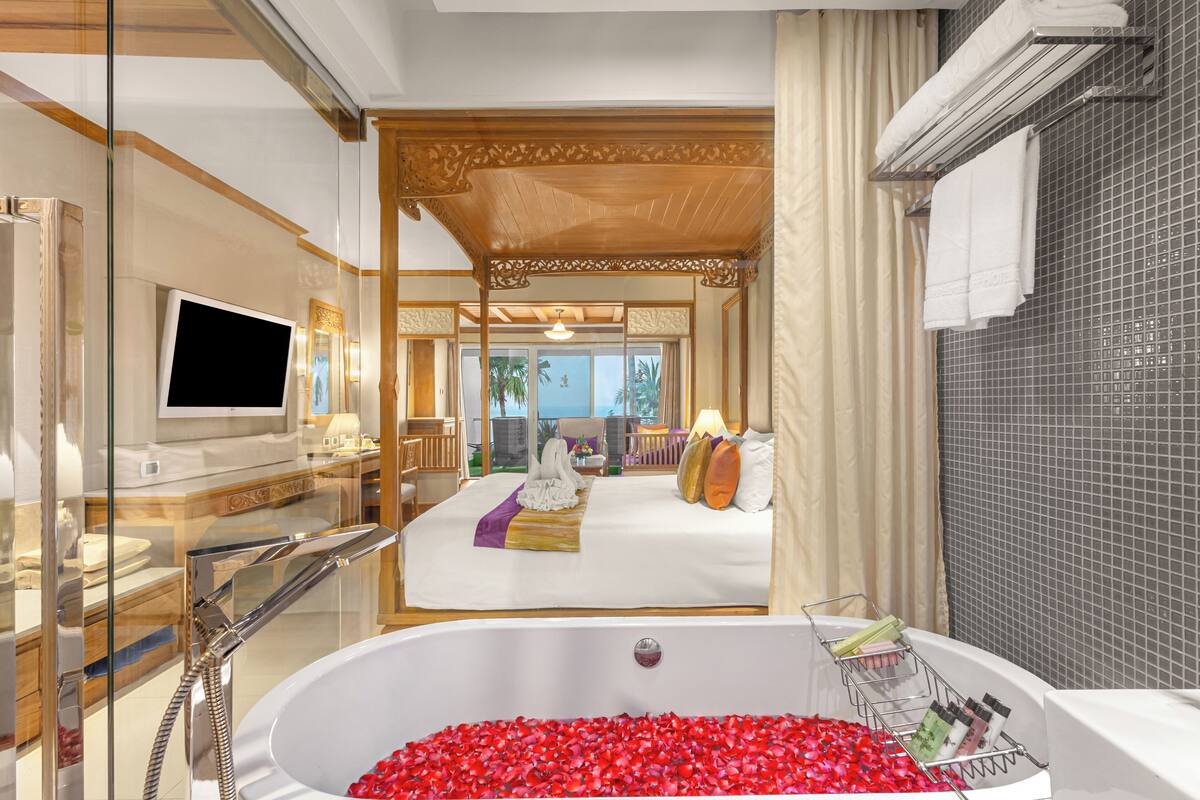 honeymoon deluxe | premium bedding, minibar, in-room safe, desk