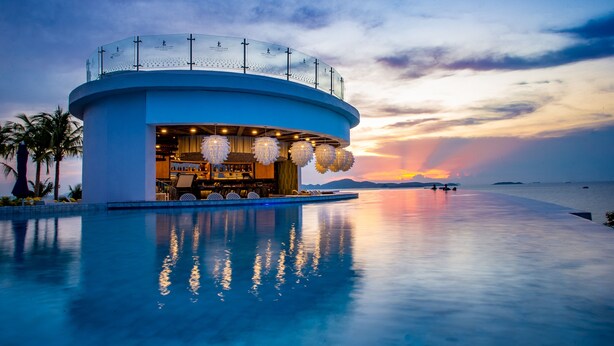 A waterfront bar with a pool and sunset view. - Royal Cliff Beach Terrace Hotel Pattaya (Pattaya)