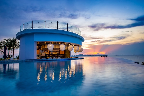 Poolside bar - Royal Cliff Beach Terrace Hotel Pattaya (Pattaya)