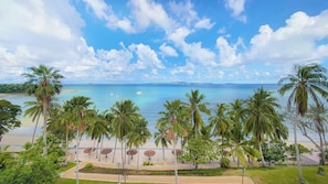 Playa privada, camastros, sombrillas y toallas de playa 