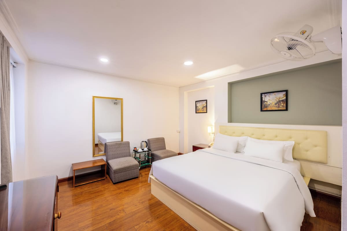 Habitación doble superior | Minibar, caja de seguridad en la habitación y escritorio