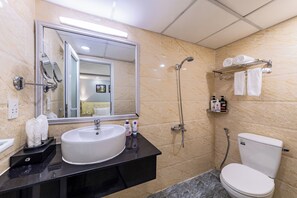 Habitación estándar, 1 habitación, sin ventanas, planta baja | Baño | Amenidades de baño gratuitas, secadora de cabello, batas, pantuflas 