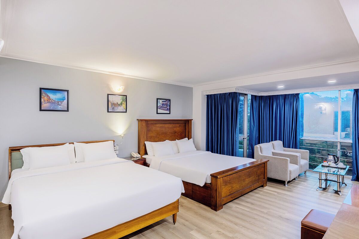 Chambre exécutive, vue sur la ville | Minibar, coffre-fort, bureau, rideaux d’obscurcissement