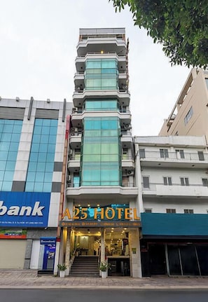 Vista frontal de la propiedad