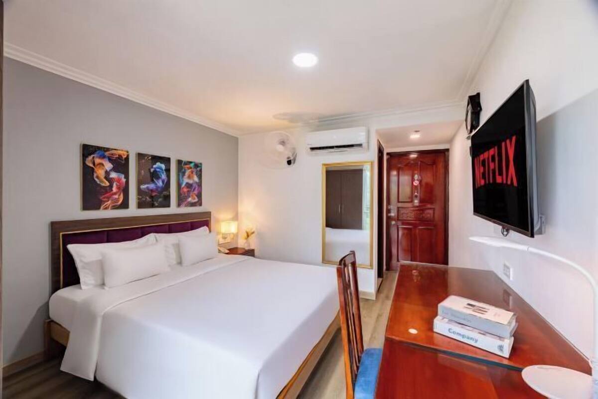 Minibar, Zimmersafe, Schreibtisch, Verdunkelungsvorhänge