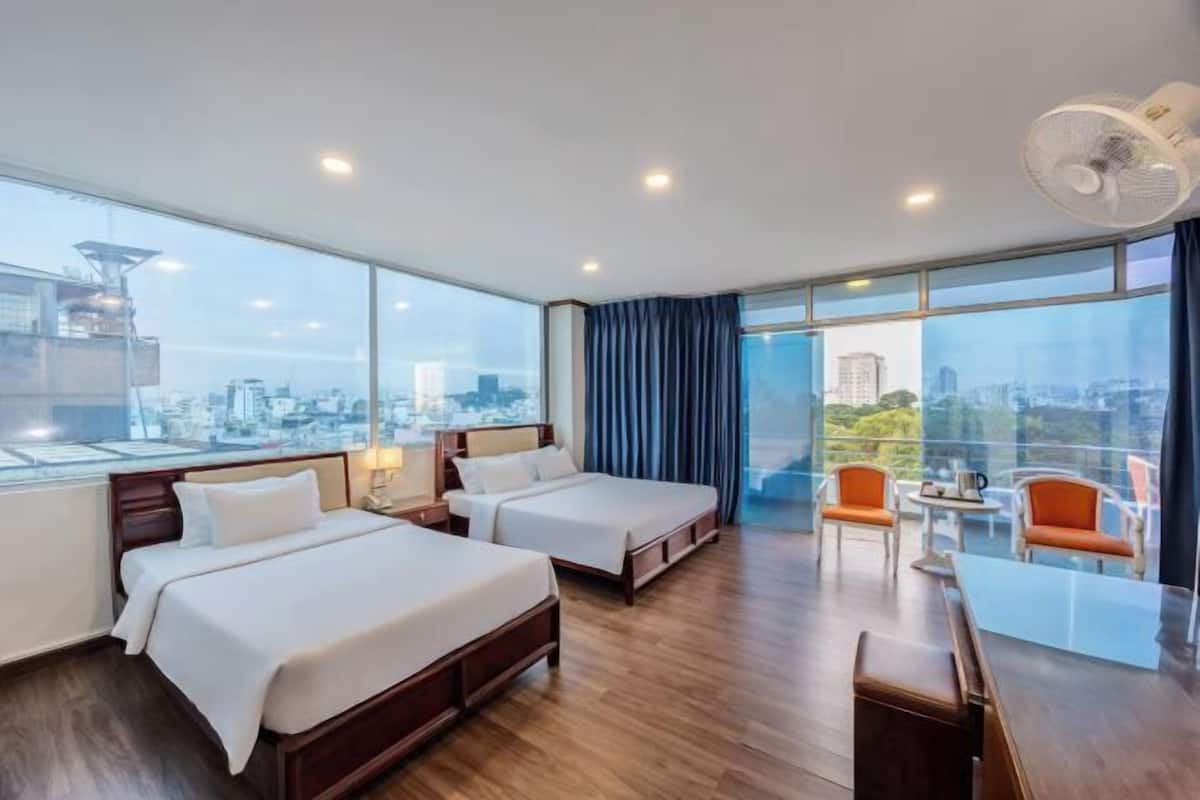 Minibar, Zimmersafe, Schreibtisch, Verdunkelungsvorhänge