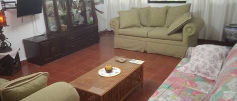 ทราดิชันนัลอพาร์ทเมนท์ | บริเวณนั่งเล่น | สมาร์ททีวี 43 นิ้ว พร้อมช่องดาวเทียม