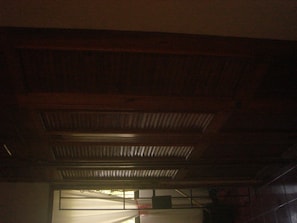 Estudio básico, 1 cama doble, junto a la playa | Baño | Ducha y bañera combinadas, secador de pelo y toallas