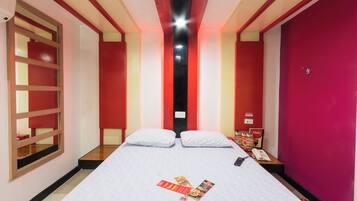 Rom – deluxe, 1 queensize-seng | Wi-fi (inkludert) og sengetøy