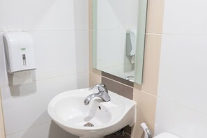 Habitació Deluxe, 1 llit de matrimoni | Bany | Dutxa, articles de tocador gratuïts, sabatilles i tovalloles