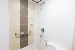 Habitación Deluxe, 1 cama de matrimonio | Baño | Ducha, artículos de higiene personal gratuitos, zapatillas y toallas