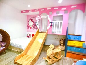 标准四人房 | 隔音、免费 WiFi、床单