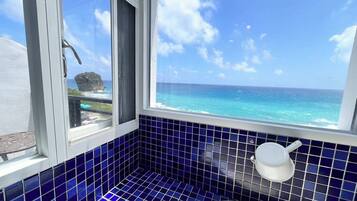 Artículos de tocador gratuitos, secador de pelo, pantuflas, toallas