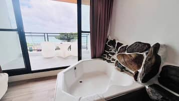 Artículos de tocador gratuitos, secador de pelo, pantuflas, toallas